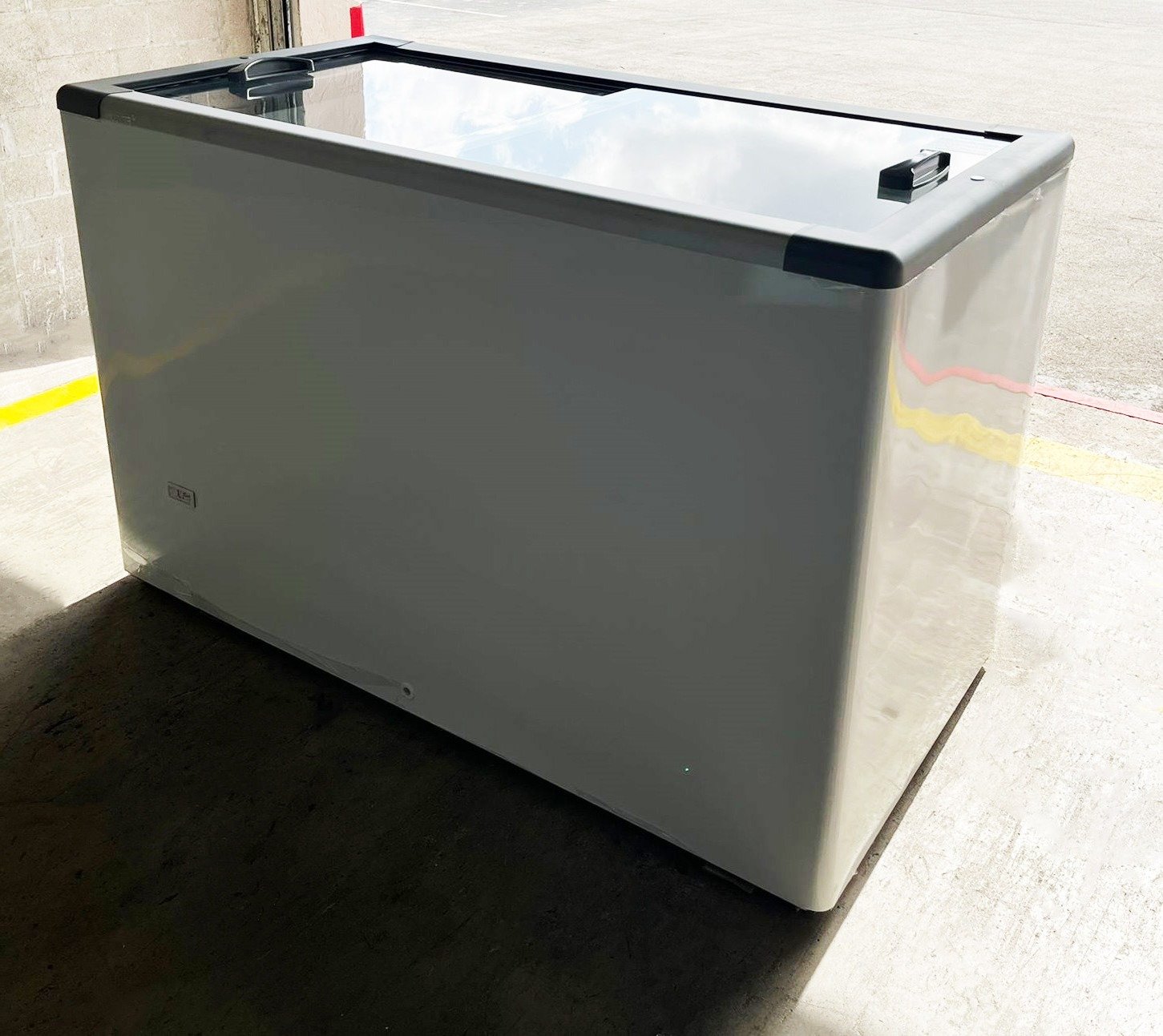 11 cu. ft. or 311 L Flat Glass Top Sliding Lid Display Chest Freezer (HFSL311-1V033) - Image 3