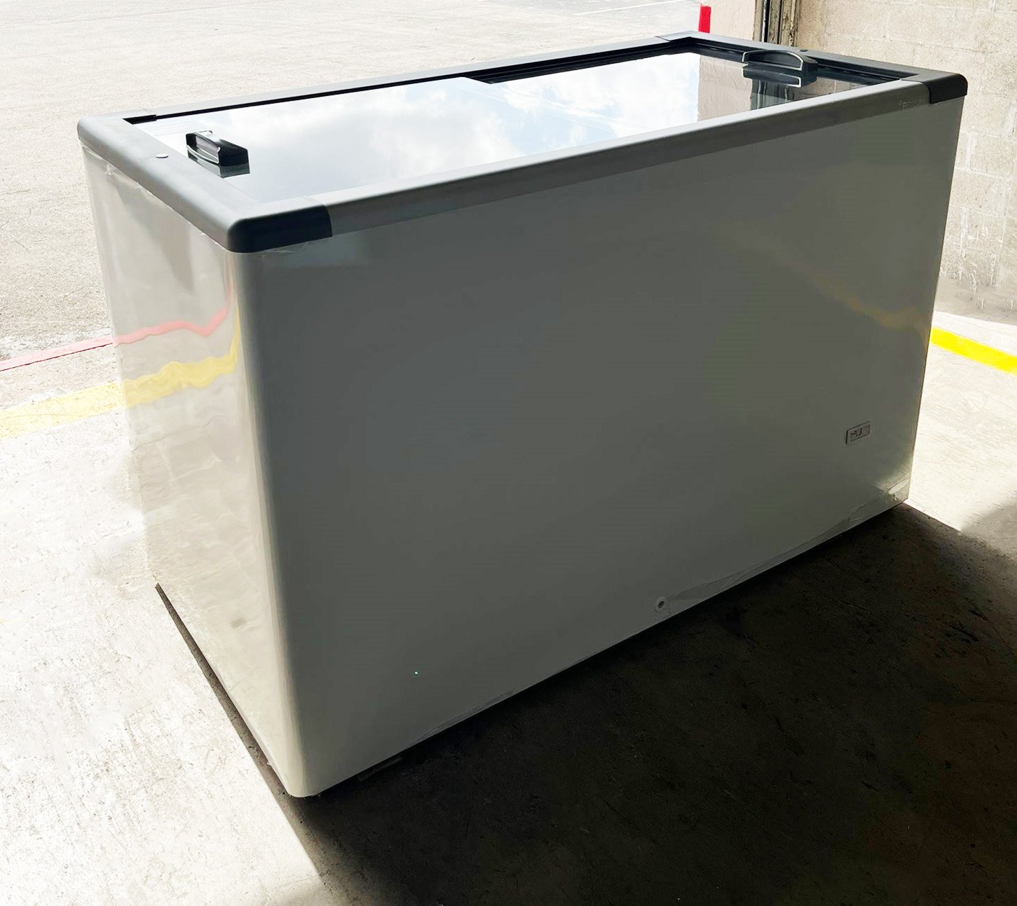 11 cu. ft. or 311 L Flat Glass Top Sliding Lid Display Chest Freezer (HFSL311-1V033) - Image 4